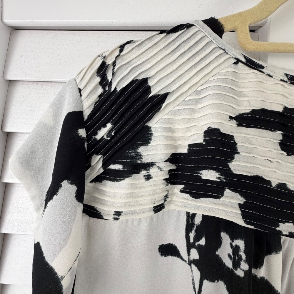 Daniel Rainn Blouse XXL White Black Floral Pleated Cap Sleeve Split Neck - Picture 10 of 16